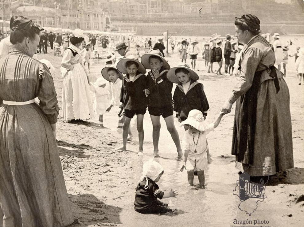 Niños y niñeras en la playa de la Concha, San Sebastián, captados por un fotógrafo desconocido hacia 1915.
