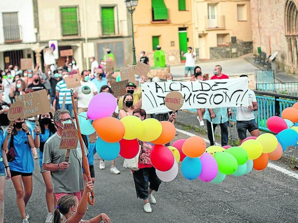 Imagen de la protesta, este viernes por la tarde en las calles de Embid de Ariza