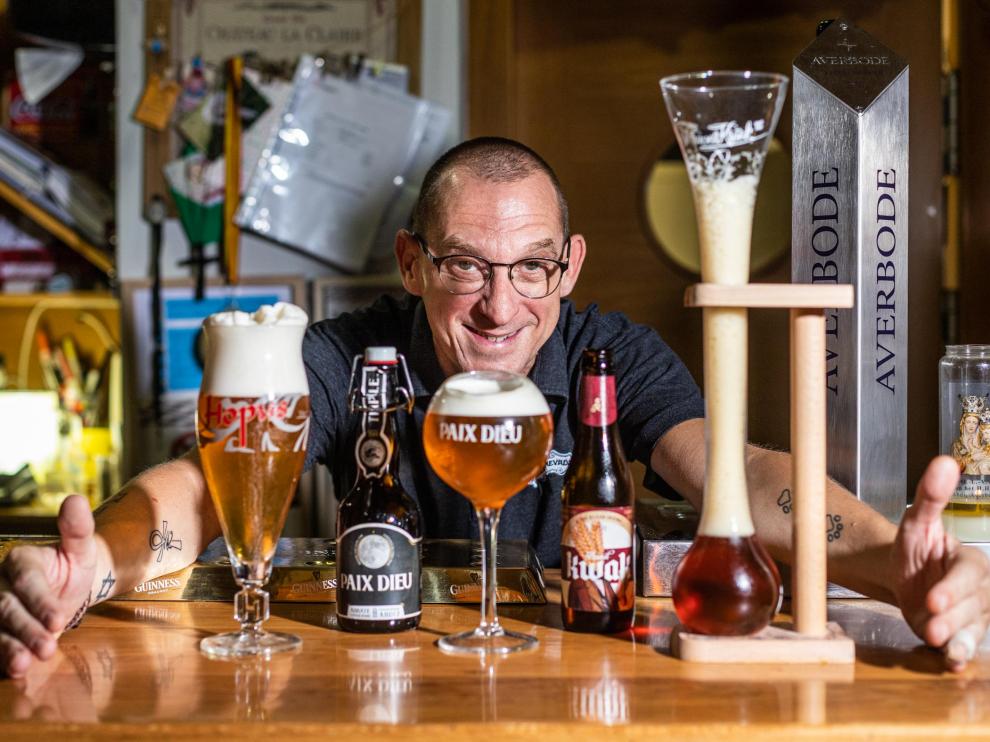 Raúl Moncho, de La Cebada, con tres cervezas de importación servidas en copas muy diferentes