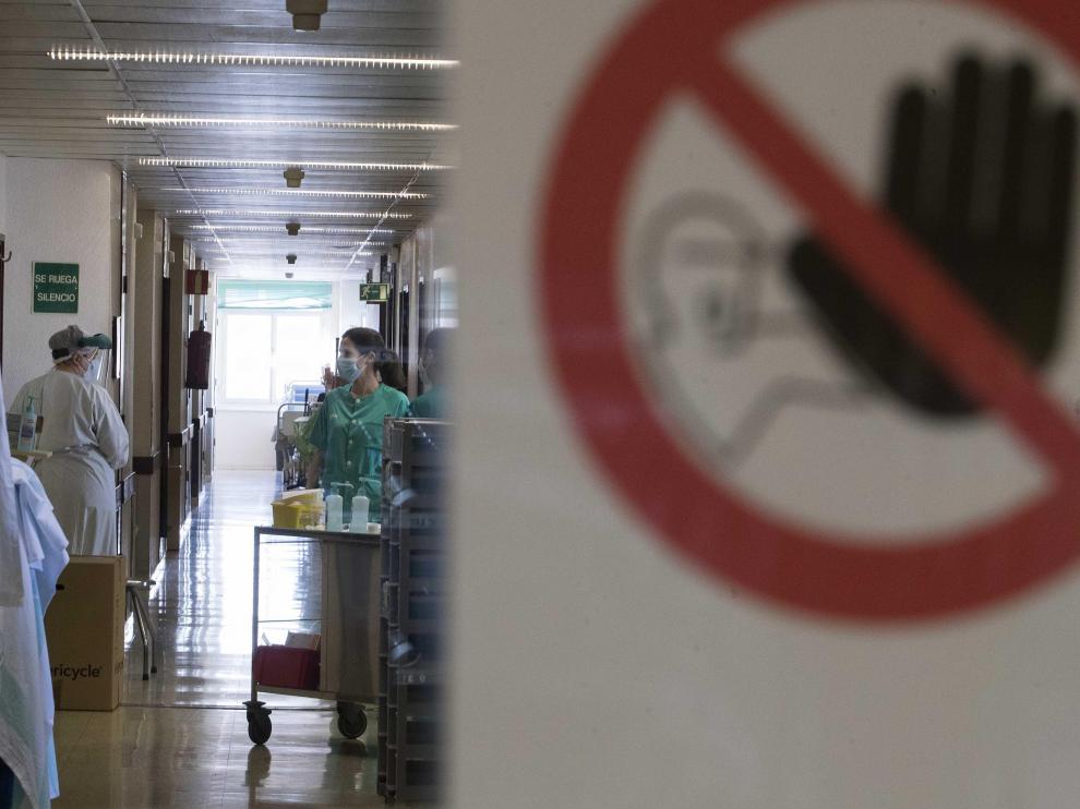 Entrada a la unidad de cuidados intermedios del servicio de Neumología del Hospital Miguel Servet.