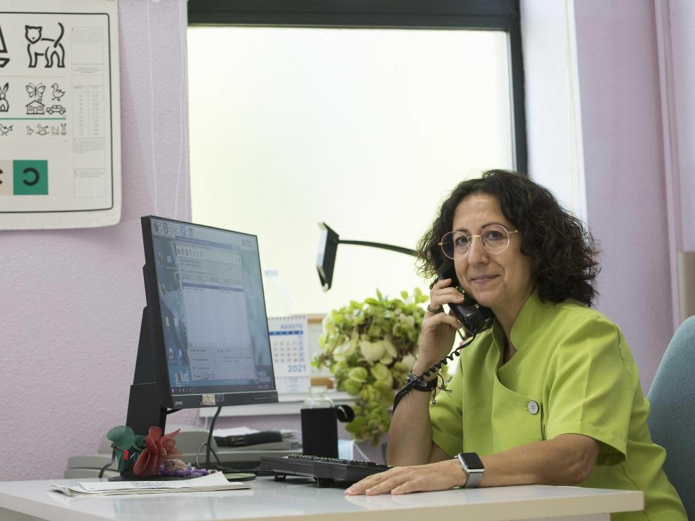 Luisa Lozano, autora del estudio, en el centro de salud Las Fuentes Norte de Zaragoza.