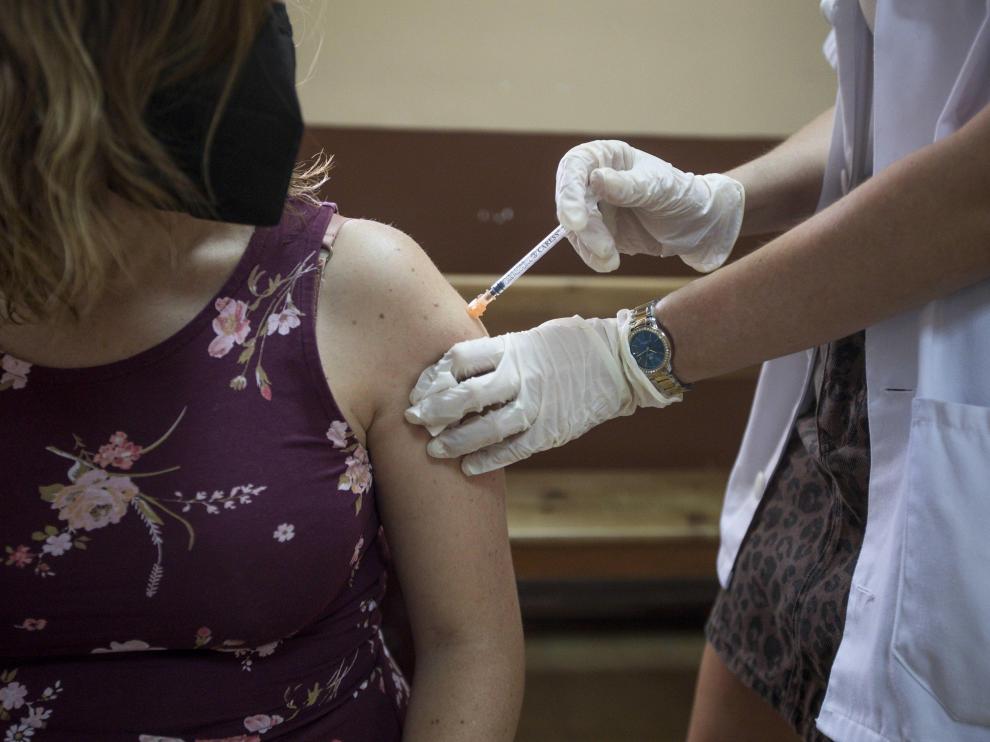 Una mujer embarazada recibe la vacuna contra la covid en Zaragoza.
