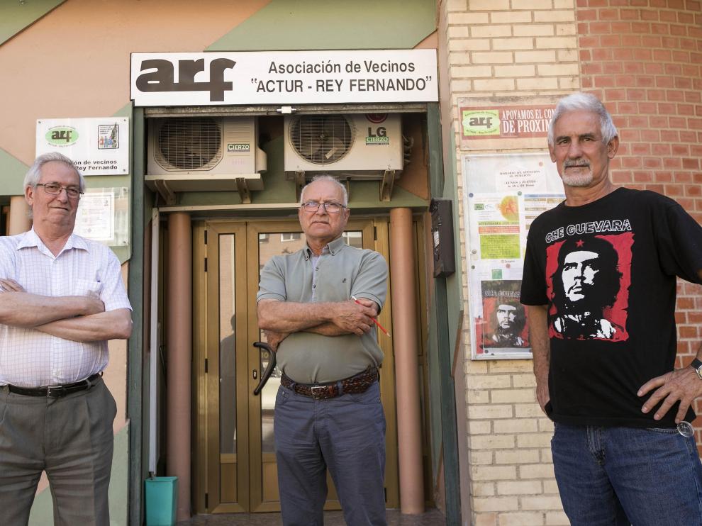 Mauricio Ruiz, Juan Manuel Puertolas y Paco Lázaro (de izquierda a derecha), miembros de la junta directiva de la asociación Actur-Rey Fernando