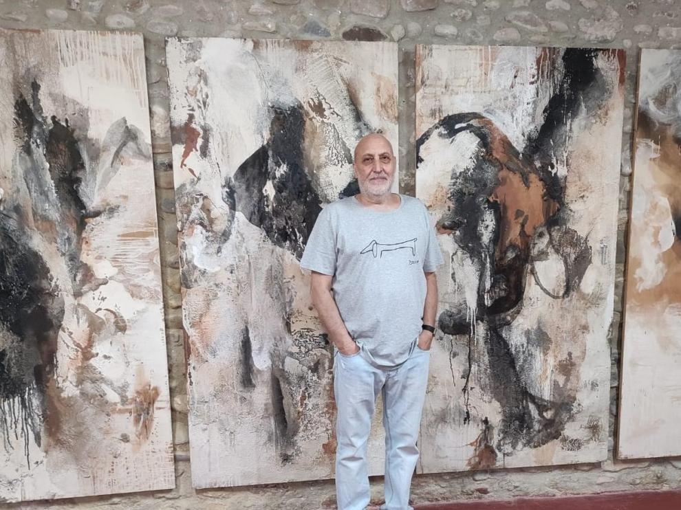 Miguel Ángel Domínguez, en una de las salas donde exhibe su pintura.