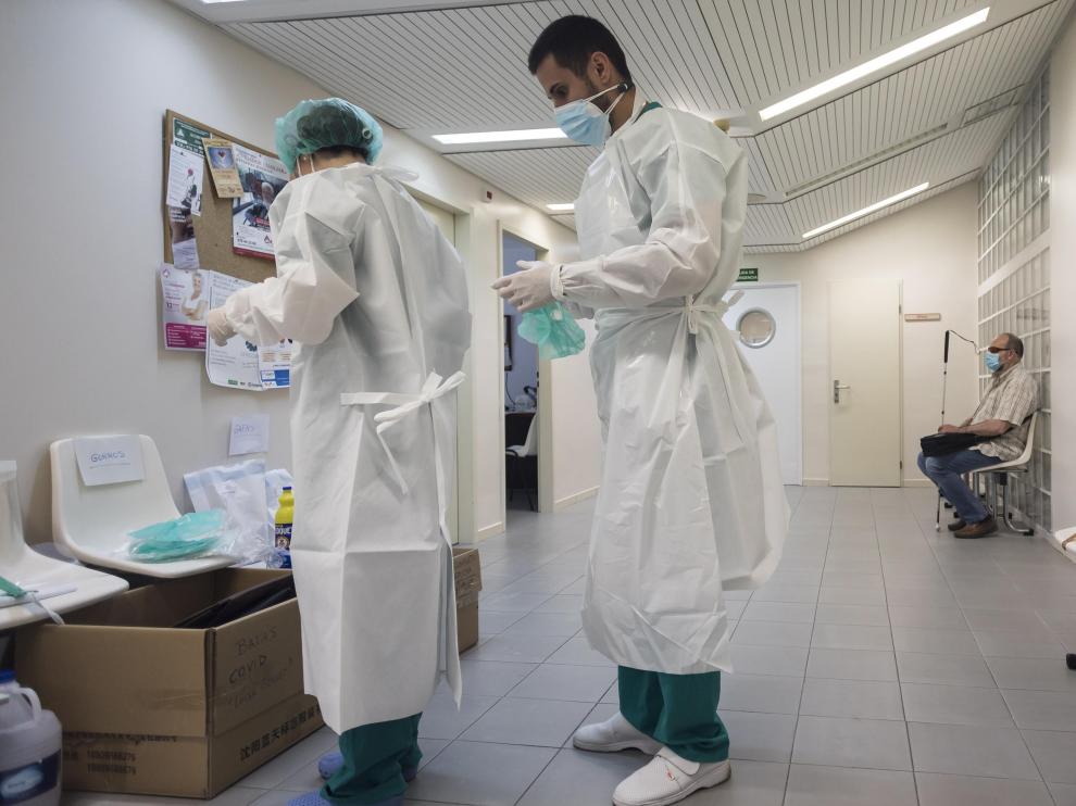 Sanitarios de un centro de salud de Zaragoza manejando los EPI.