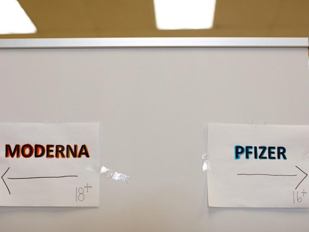 Centro de vacunación con las dos vacunas de tipo ARNm, Pfizer y Moderna.