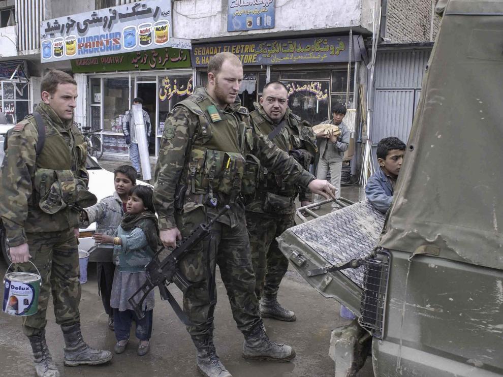 Soldados españoles compran en Kabul, en febrero de 2002