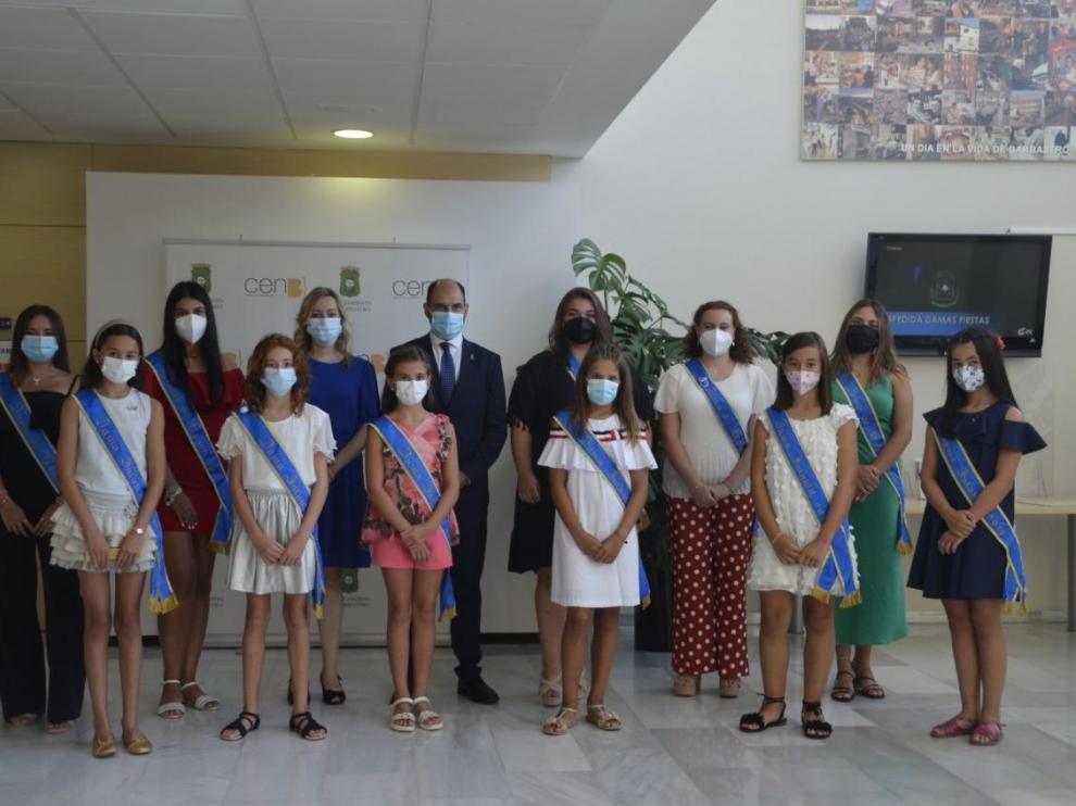 Las Damas de 2019 con el alcalde de Barbastro y la concejala de Festejos.