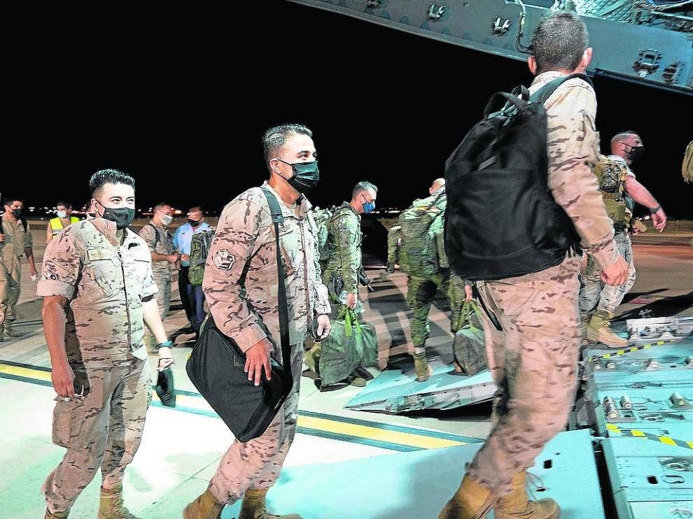 Militares del EADA suben al avión A400M en la Base de Zaragoza el pasado martes.