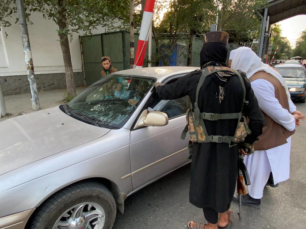 Dos talibanes controlan los vehículos que entran en la Zona Verde de Kabul, donde se ubican las embajadas.