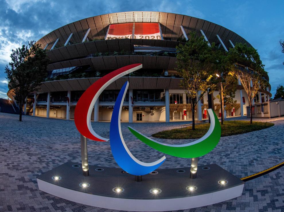 El símbolo de los Juegos Paralímpicos ante una de las instalaciones deportivas de Tokio 2020.