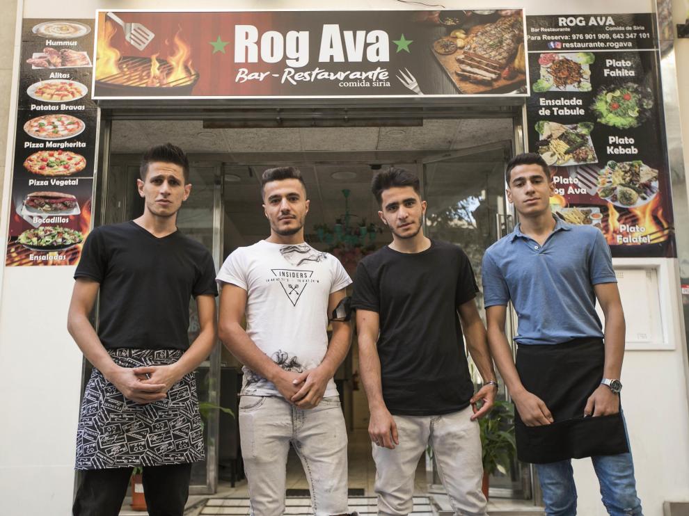 De izquierda a derecha, los hermanos Ibrahim, Mostafa, Adam y Ahmad Ramadan en la entrada de su restaurante de comida siria.