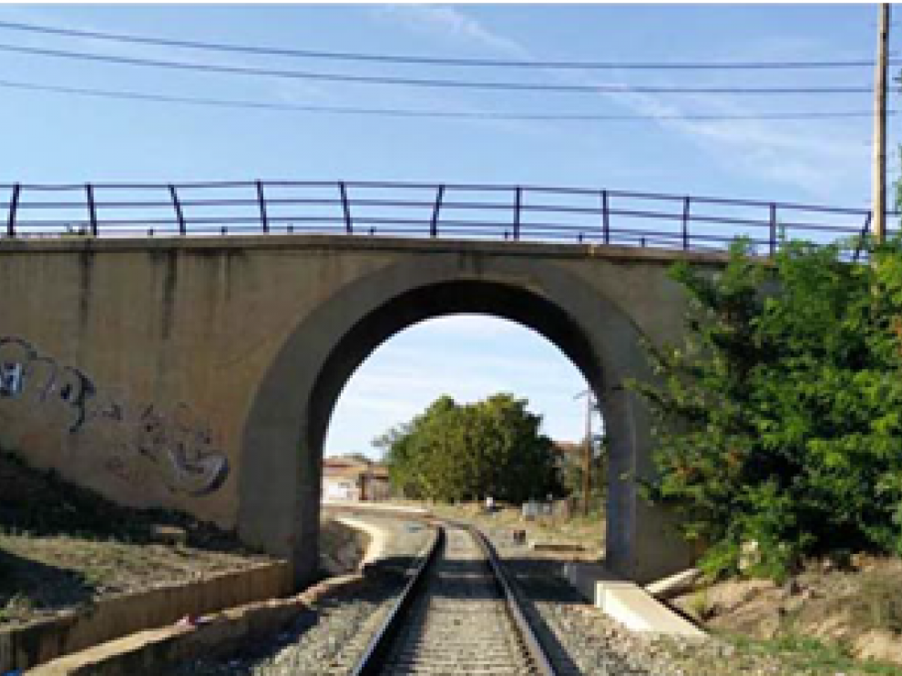 Imagen del paso superior a demoler en Cariñena, con la zona que se ampliará en la parte derecha