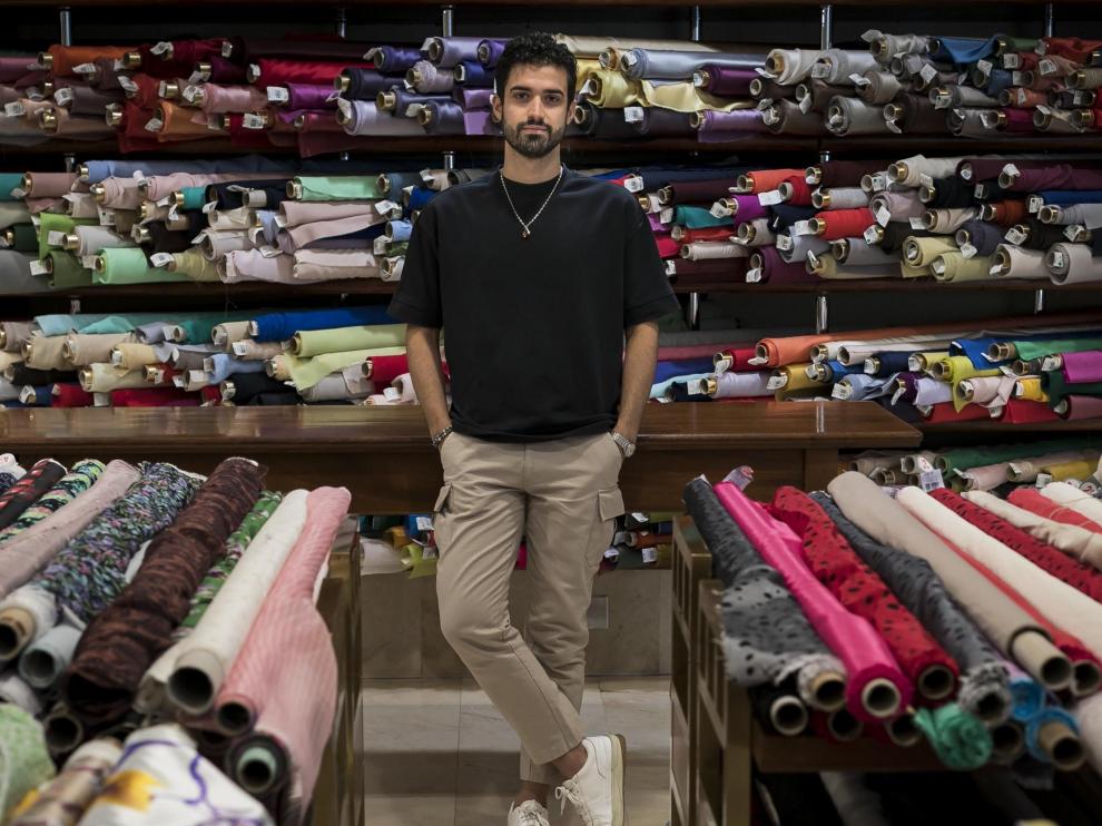 El joven oscense, en la tienda de telas Julián López de Zaragoza, donde suele comprar.