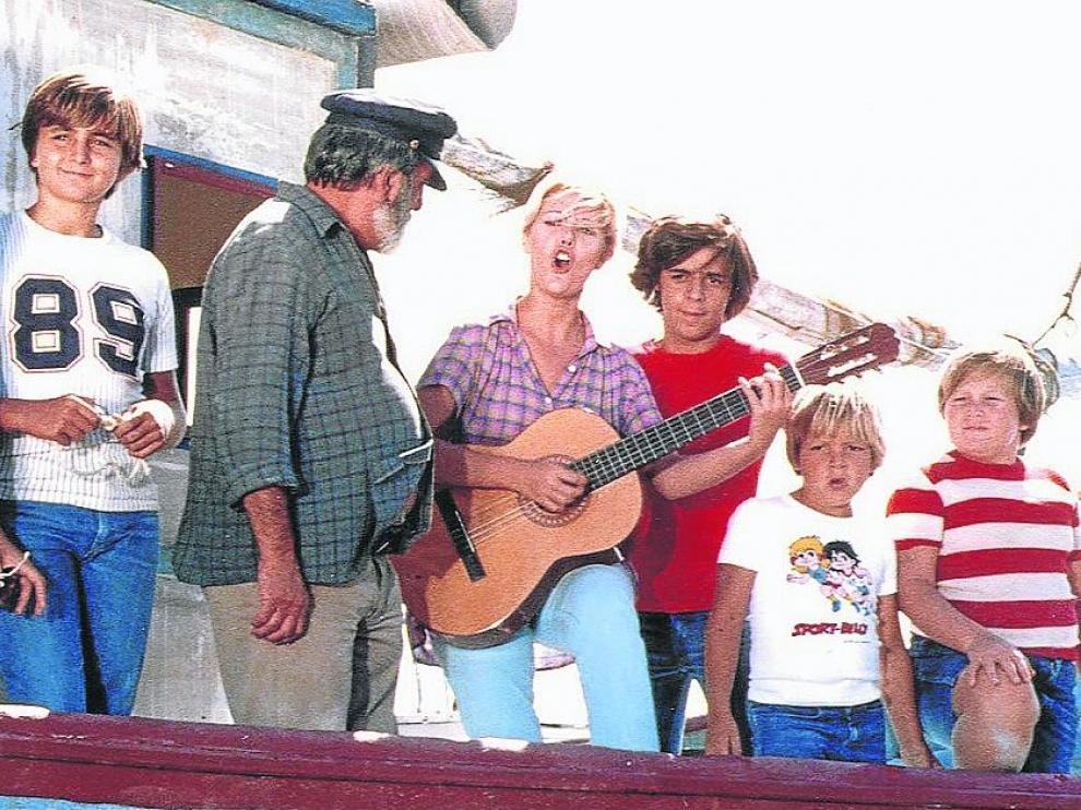 Escena en la que Julia canta el 'No nos moverán' con Chanquete y la pandilla de 'Verano azul'