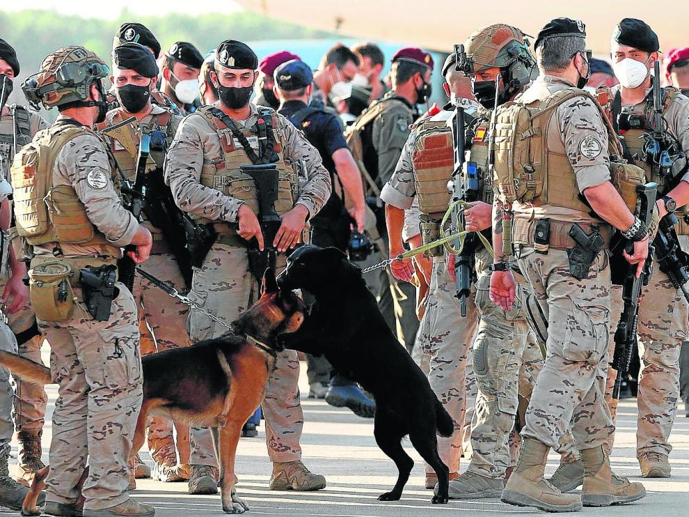 Los militares aragoneses del EADA, a su llegada a la Base de Torrejón de Ardoz, en Madrid