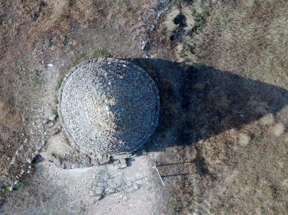 La nevera de la Culroya de Fuendetodos (Zaragoza), una de las 58 declaradas BIC, a vista de dron.