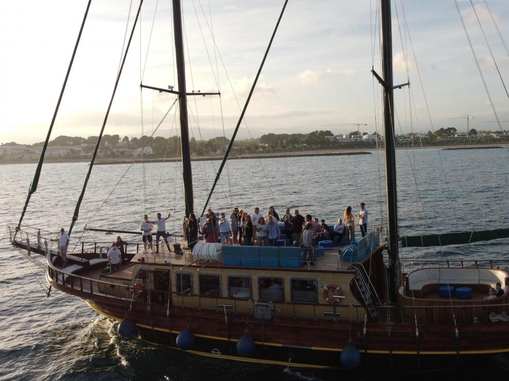 Pasajeros a bordo de la goleta Karya, degustando un vino.