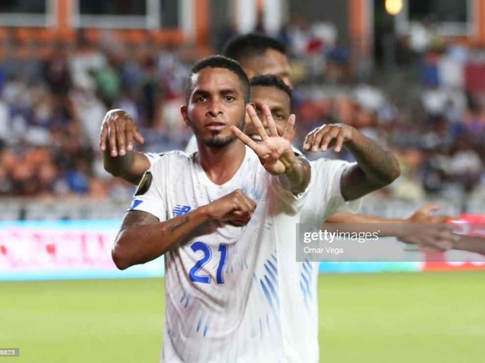 César Yanis, celebrando un gol con Panamá.