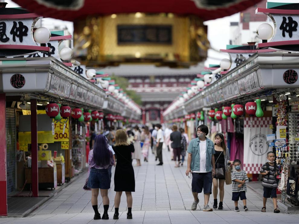 Japoneses en el barrio de Asakusa, en el centro de Tokio, este viernes.