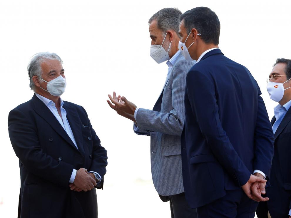 El Rey y el presidente del Gobierno hablan con el embajador español en Afganistán, Gabriel Ferrán.