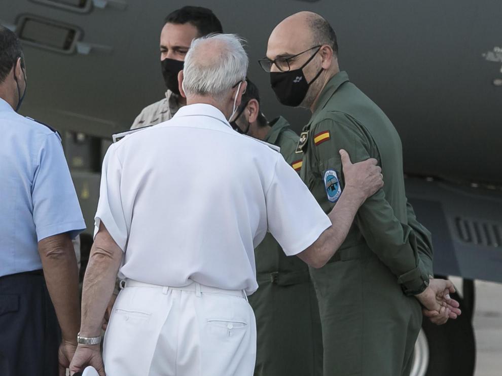 El teniente coronel José Antonio G. Paniagua (derecha), en la Base Aérea de Zaragoza