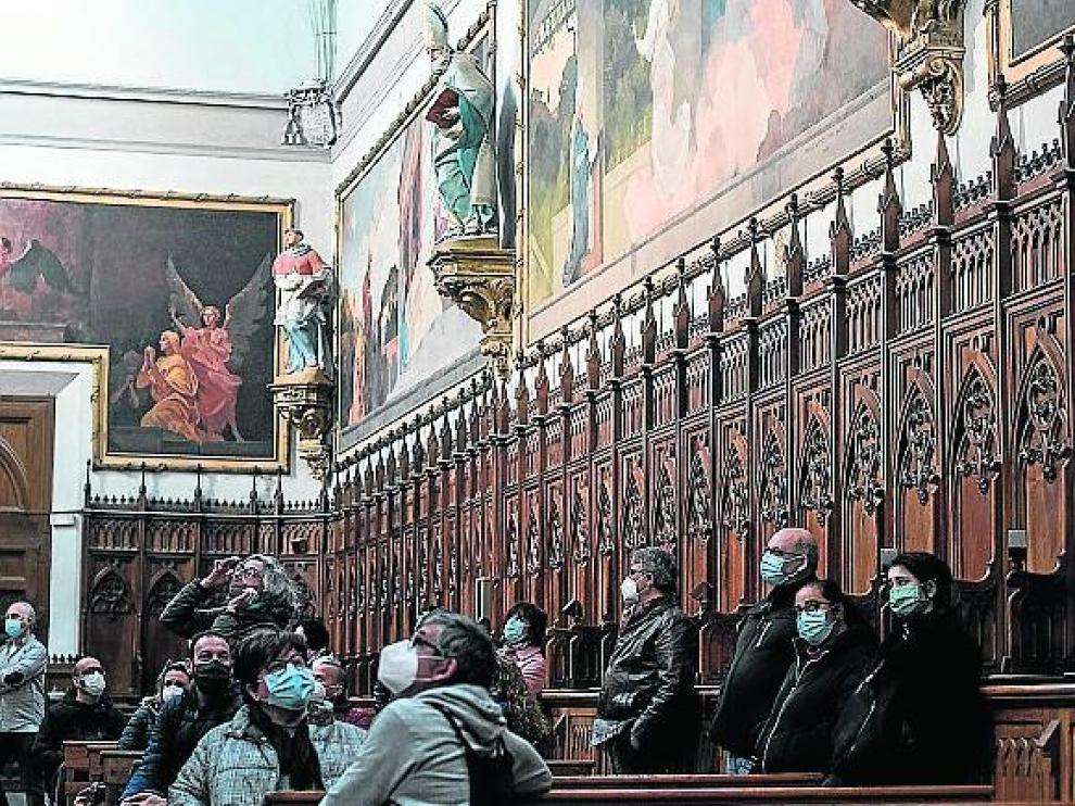 Visitantes ante las pinturas de Aula Dei.