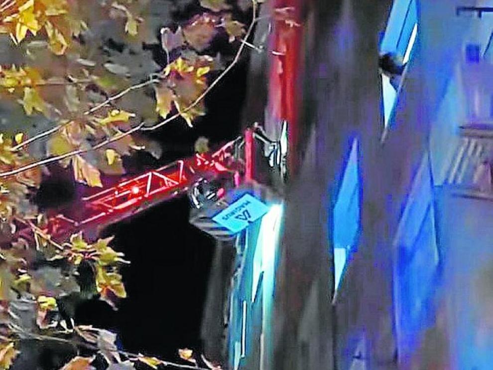 Momento del rescate por parte del cuerpo de Bomberos.