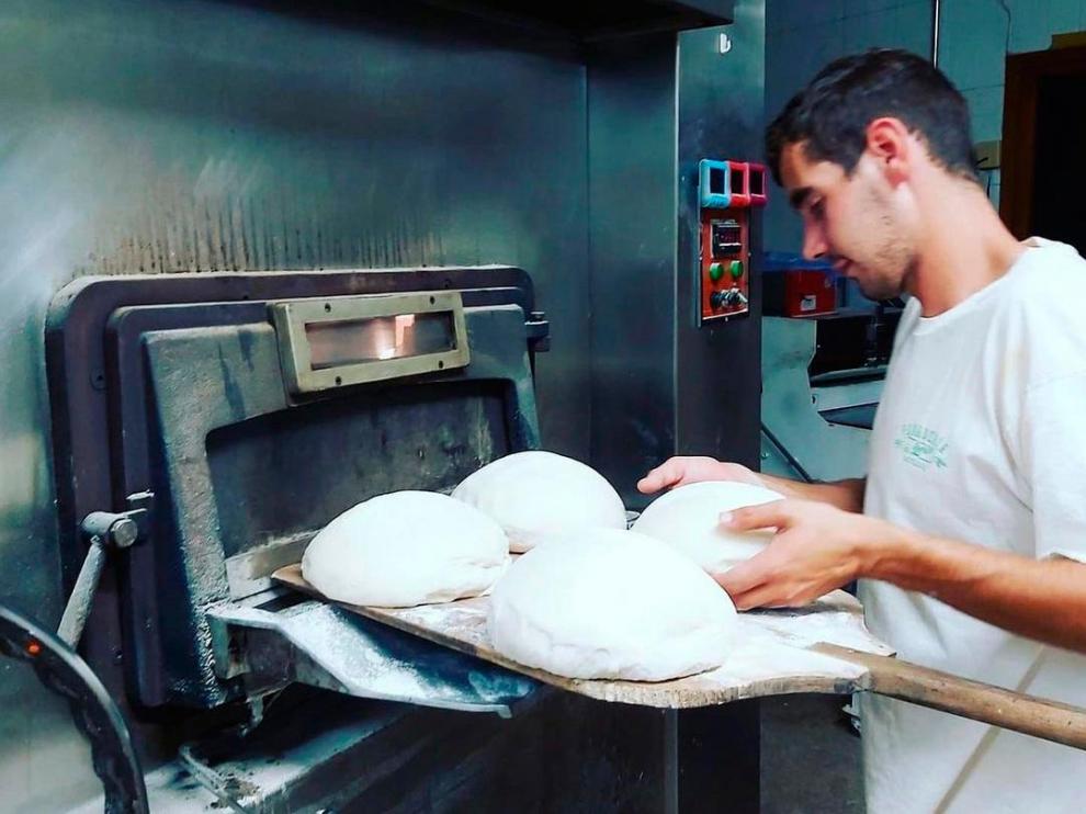 Yon Cabello tiene 26 años y abrió la Panadería de Lorien (Novales) en 2018