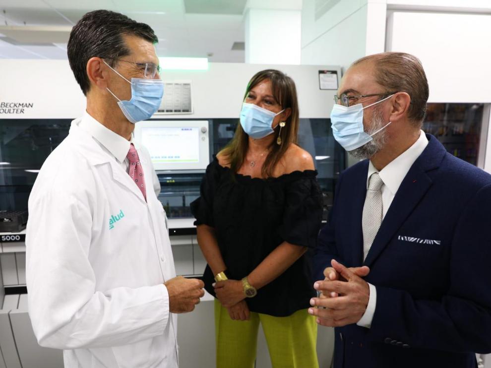 El presidente Lambán y la consejera Repollés, junto al jefe del servicio de Bioquímica del Hospital San Jorge de Huesca, José Puzo.
