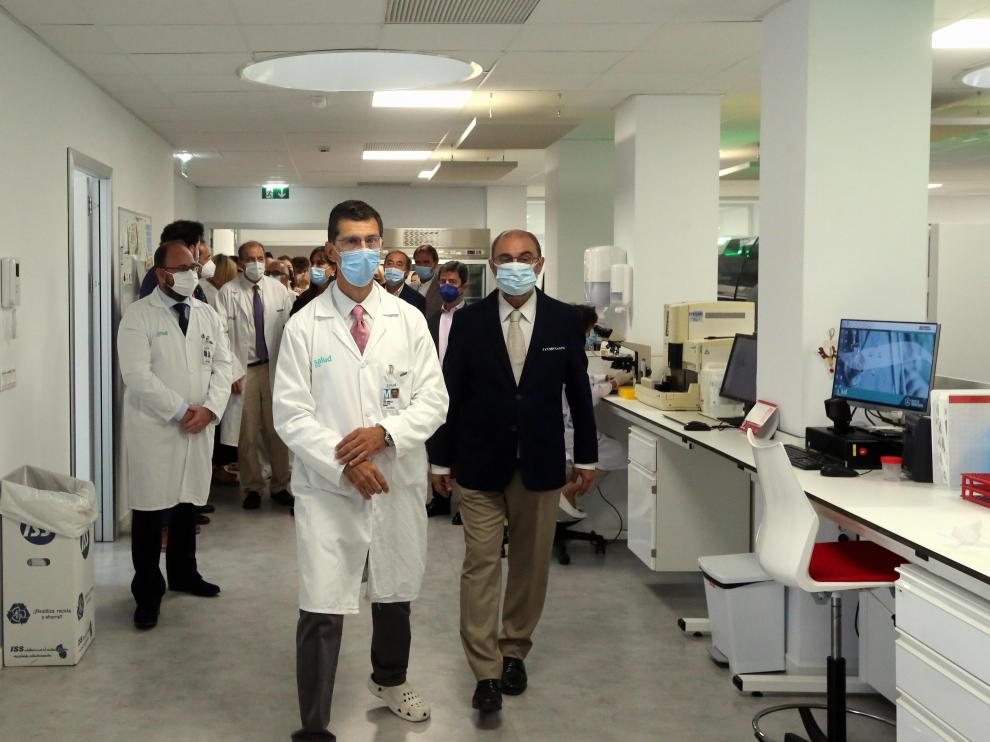 Javier Lambán, durante su visita al nuevo laboratorio del Hospital San Jorge de Huesca.