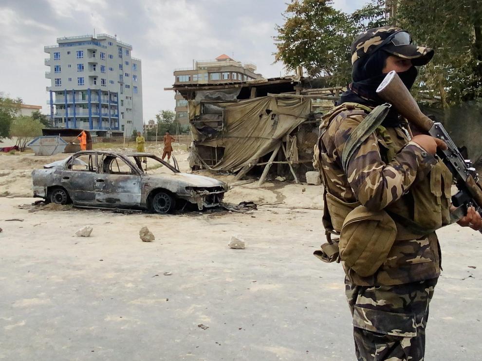 Un talibán monta guardia cerca del aeropuerto de Kabul