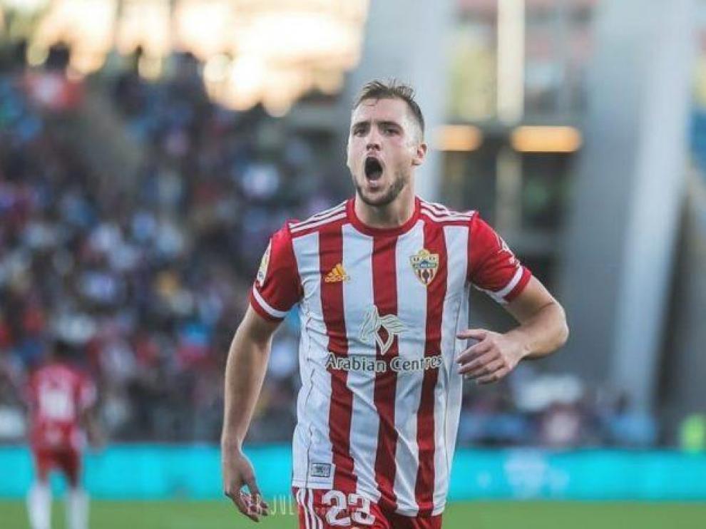 Vada, con la camiseta del Almería.