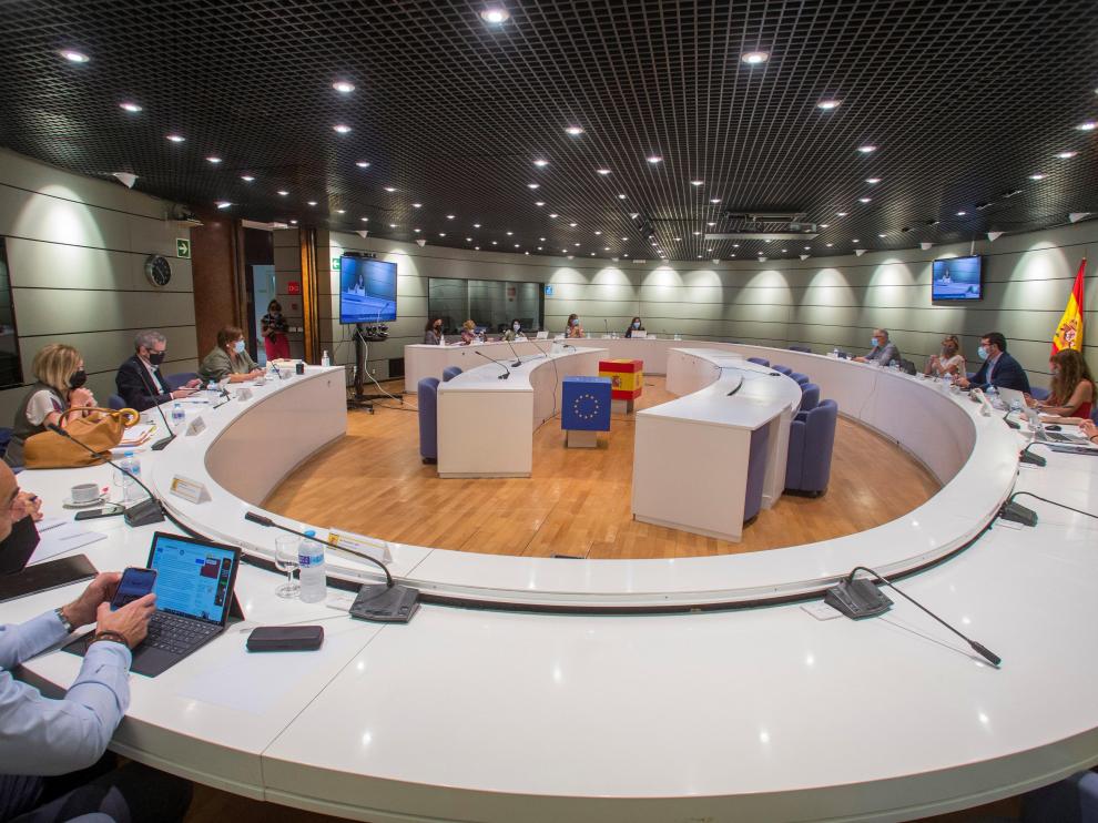 Gobierno y los agentes sociales se reúnen para tratar la subida del salario mínimo interprofesional (SMI)