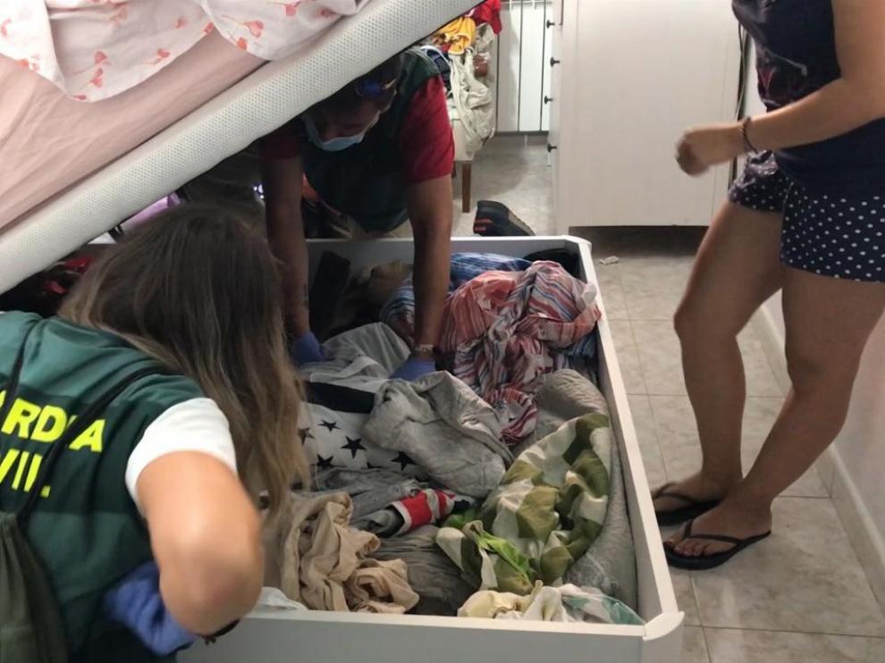 Registro de la Guardia Civil en la operación Petricor contra la trata de seres humanos en Huesca.