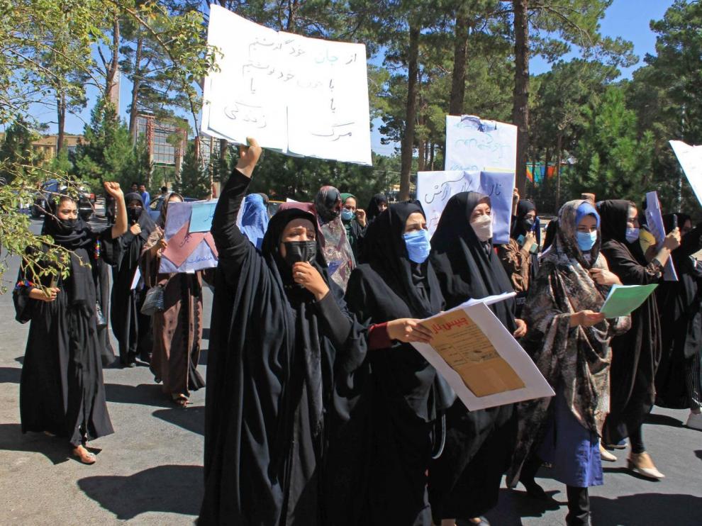 Un grupo de valientes mujeres exige ayer sus derechos durante una marcha por las calles de Herat