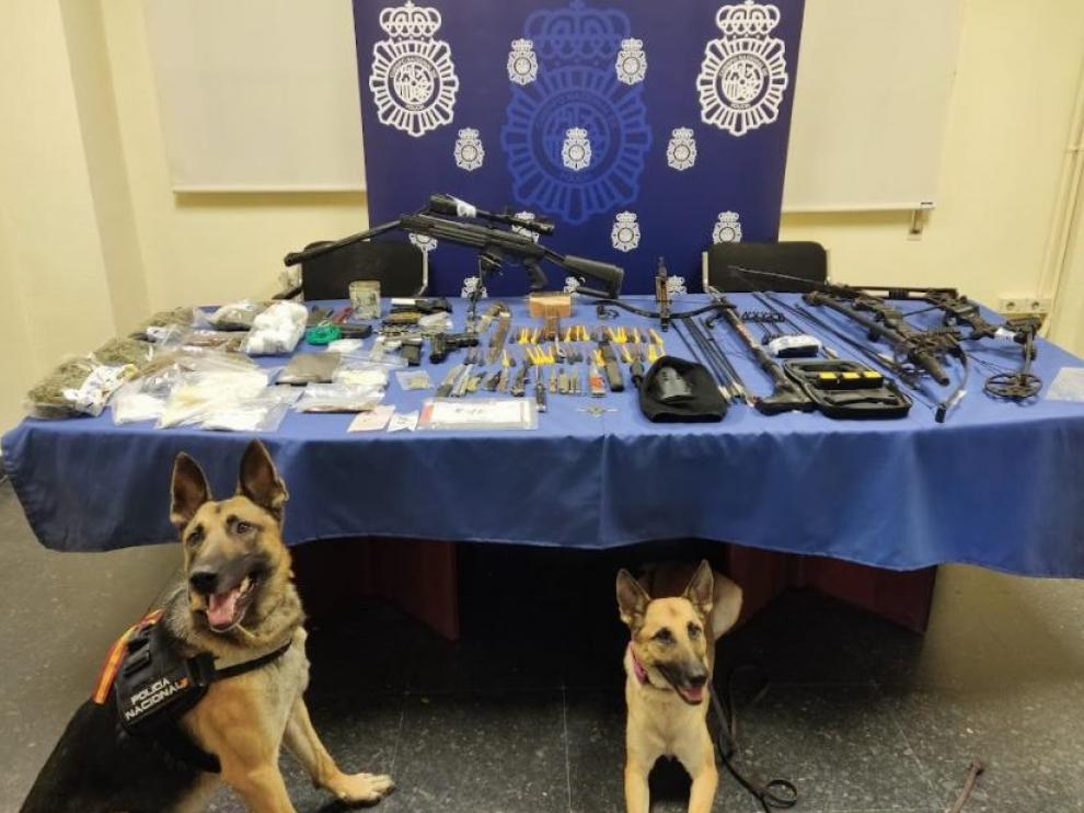 Armas y droga halladas en la vivienda del detenido por disparar a las ventanas de unos vecinos en Zaragoza.