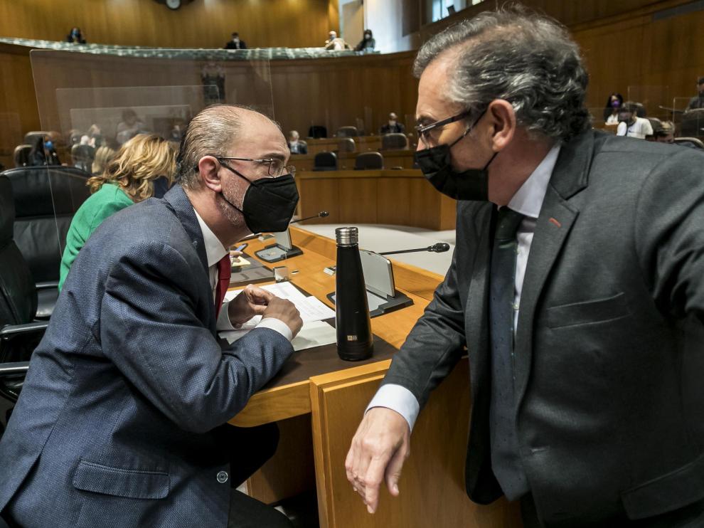 El secretario general del PSOE aragonés, Javier Lambán (I), con el presidente regional del PP, Luis María Beamonte, en las Cortes de Aragón.