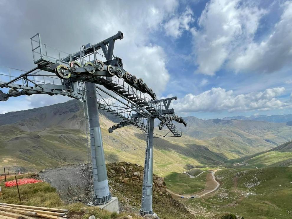 Se inicia la instalación del primer telesilla que conectará la estación de Cerler con el valle de Castanesa.