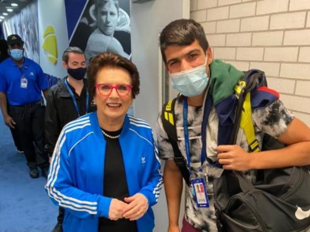 Billie Jean King, leyenda del tenis femenino, con el joven español Carlos Alcaraz