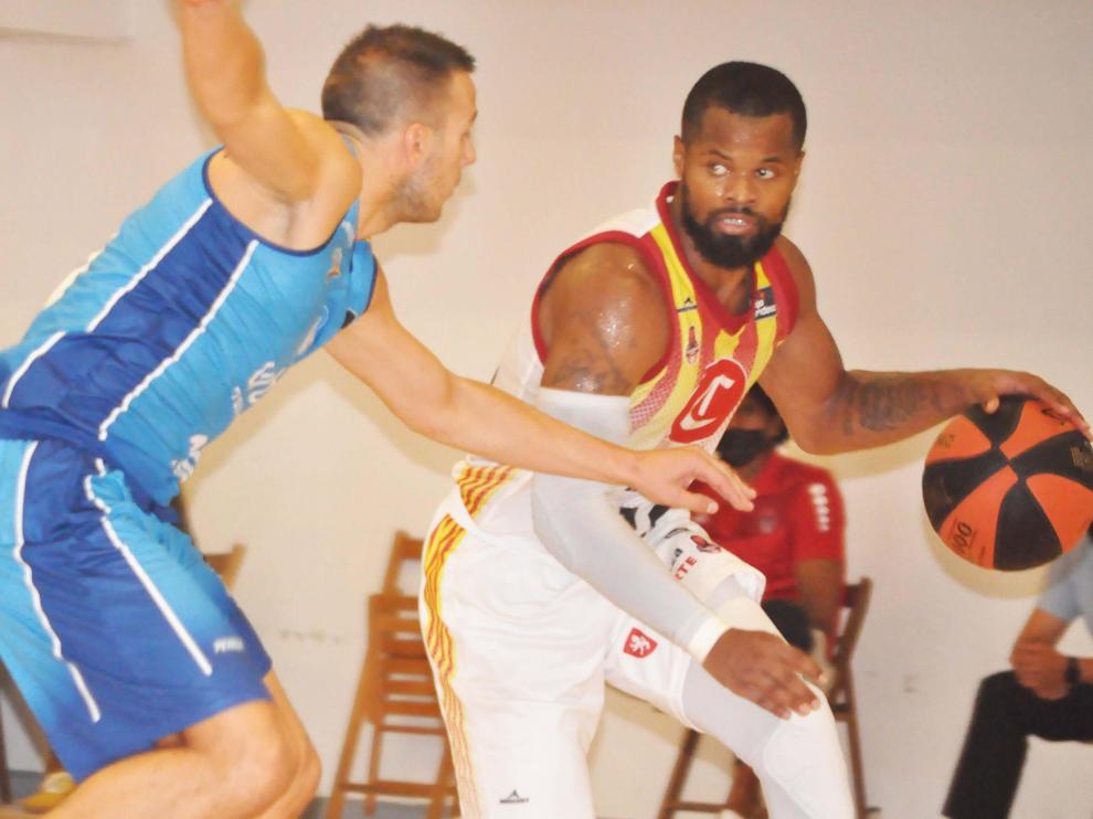 Omar Cook trata de botar el balón ante la oposición de un rival del Fuenlabrada durante el amistoso jugado en Calatayud