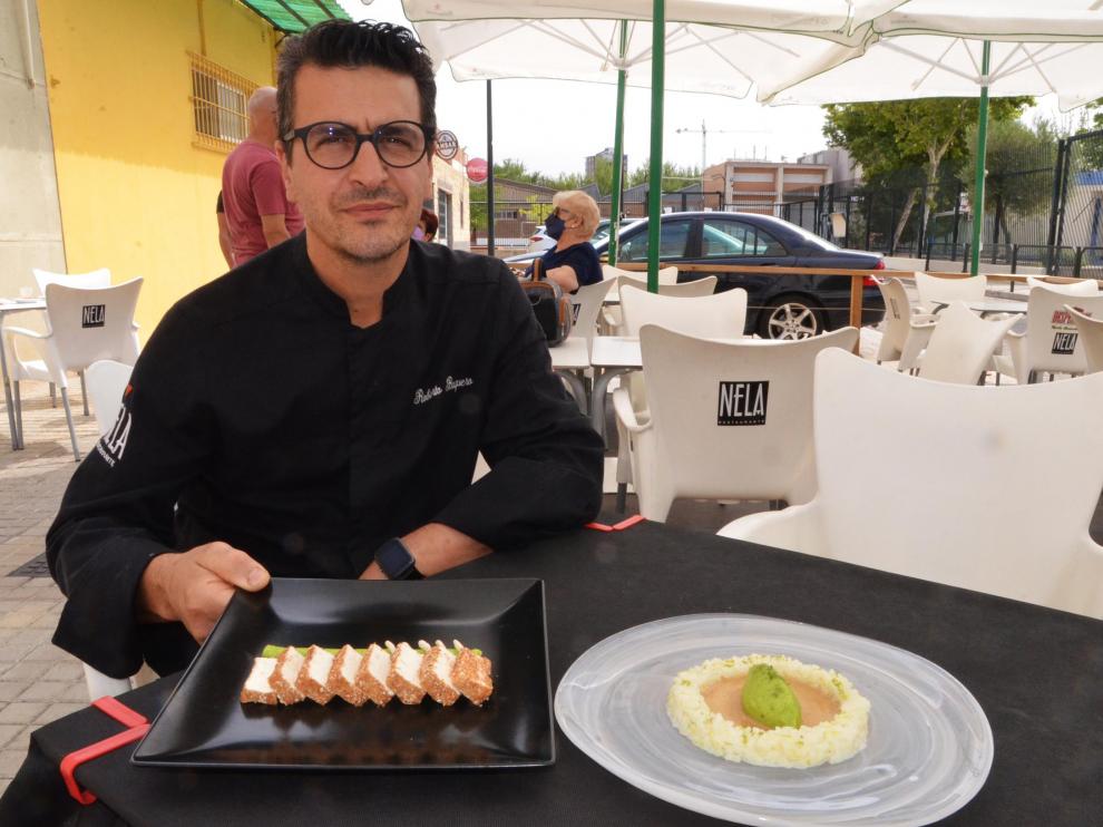Roberto Baquero, en la terraza de Nela, con las dos recetas de arroz con leche