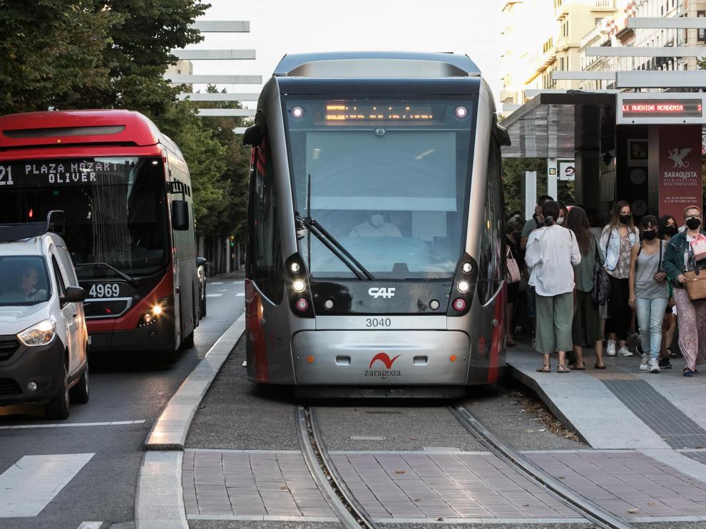 La huelga conjunta del bus y del tranvía complica la movilidad en hora punta