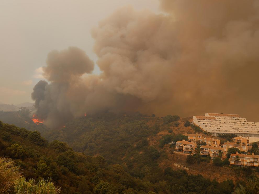 El viento mantiene activo el fuego de Sierra Bermeja y quema 2.200 hectáreas