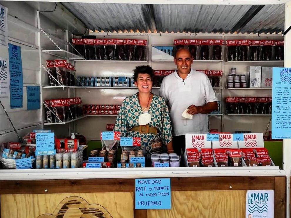 Ana y Ramón en su puesto instalado en el mercado agroalimentario de Jaca, este verano.