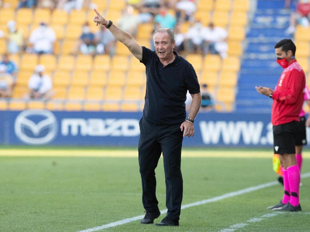 Juan Ignacio Martínez 'Jim', con el índice hacia arriba, el pasado domingo en la victoria del Real Zaragoza en Alcorcón.