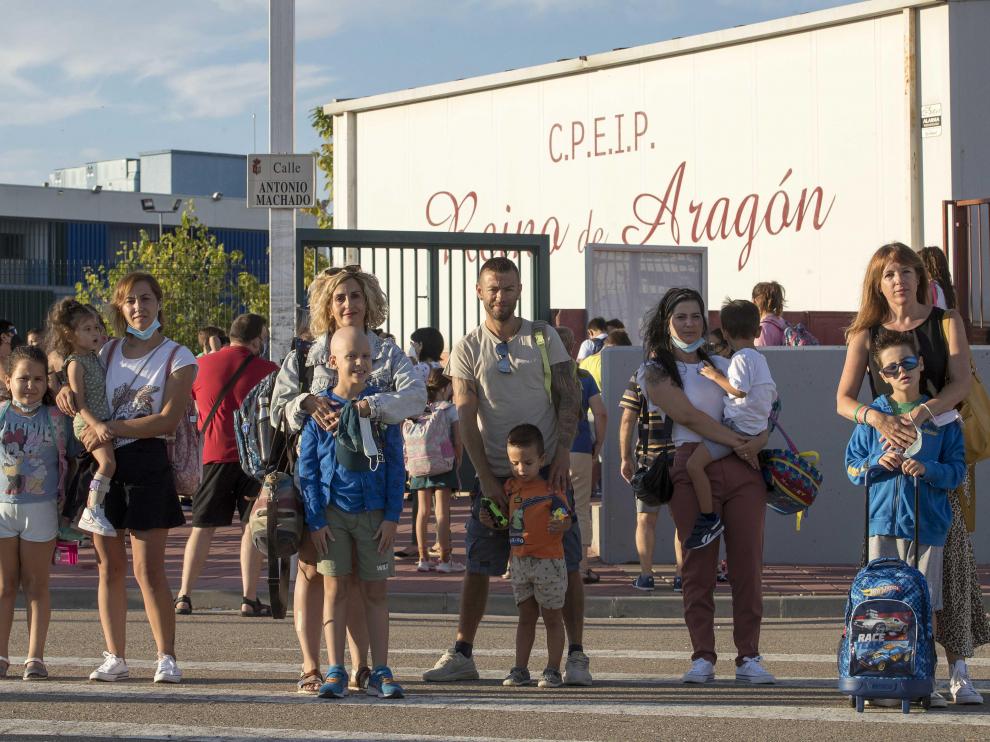 La cinco familias afectadas por la falta de dos auxiliares de Educación Especial en el Colegio Reino de Aragón, en La Puebla de Alfindén.