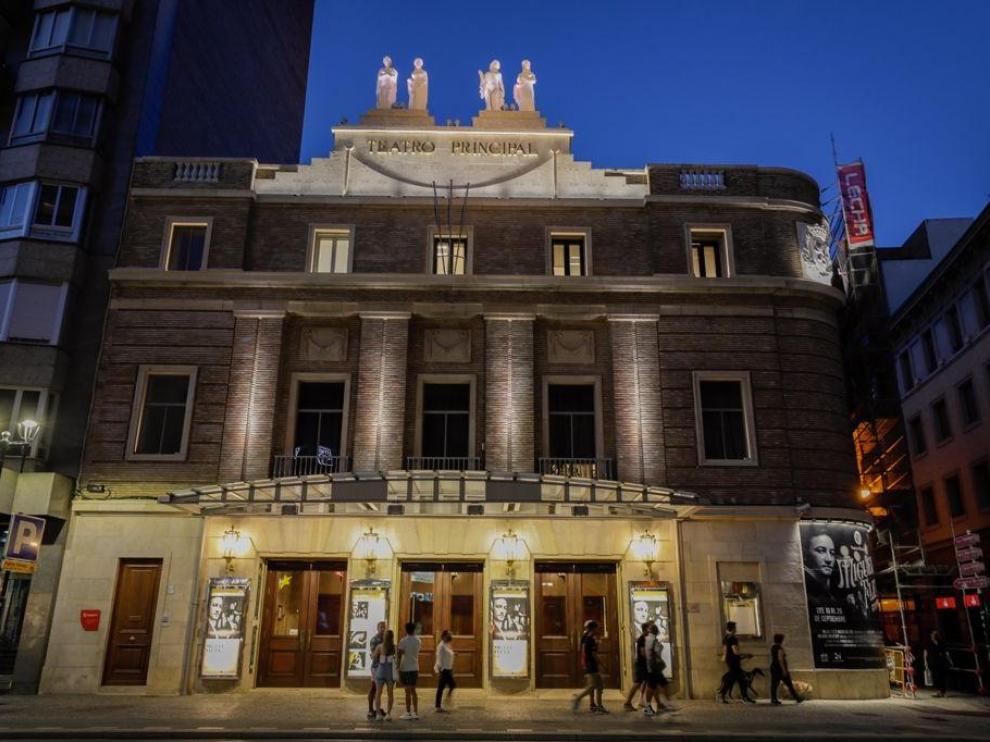 Nueva iluminación en la fachada del Teatro Principal de Zaragoza.