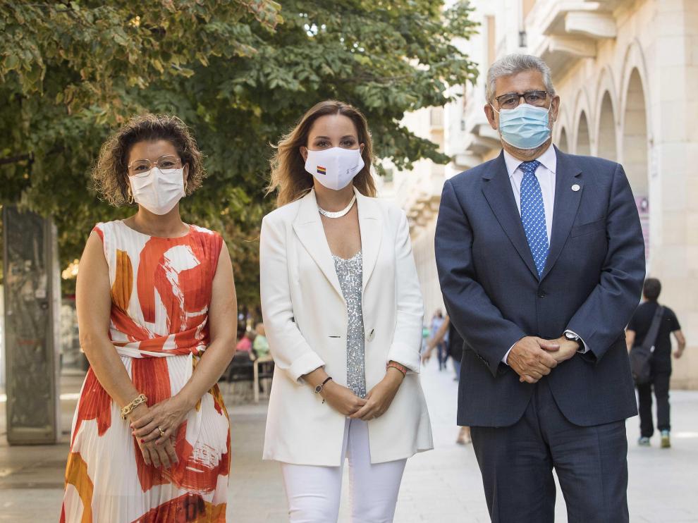 Berta Sáez, Maru Díaz y José Antonio Mayoral, en el paseo de la Independencia de Zaragoza