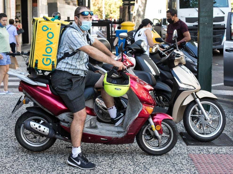 El 'rider' zaragozano Fernando, con su moto en el Coso de Zaragoza